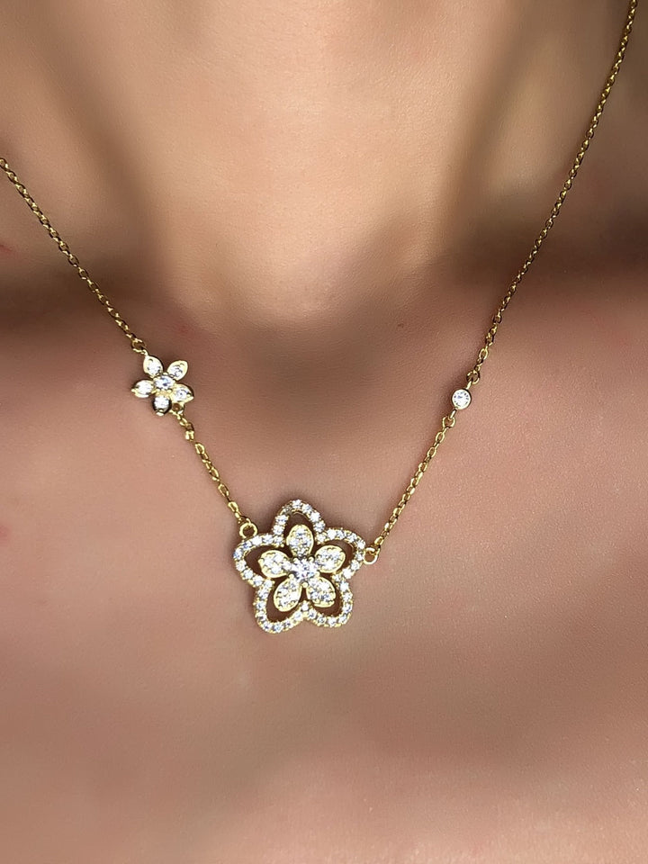 Collana con fiori