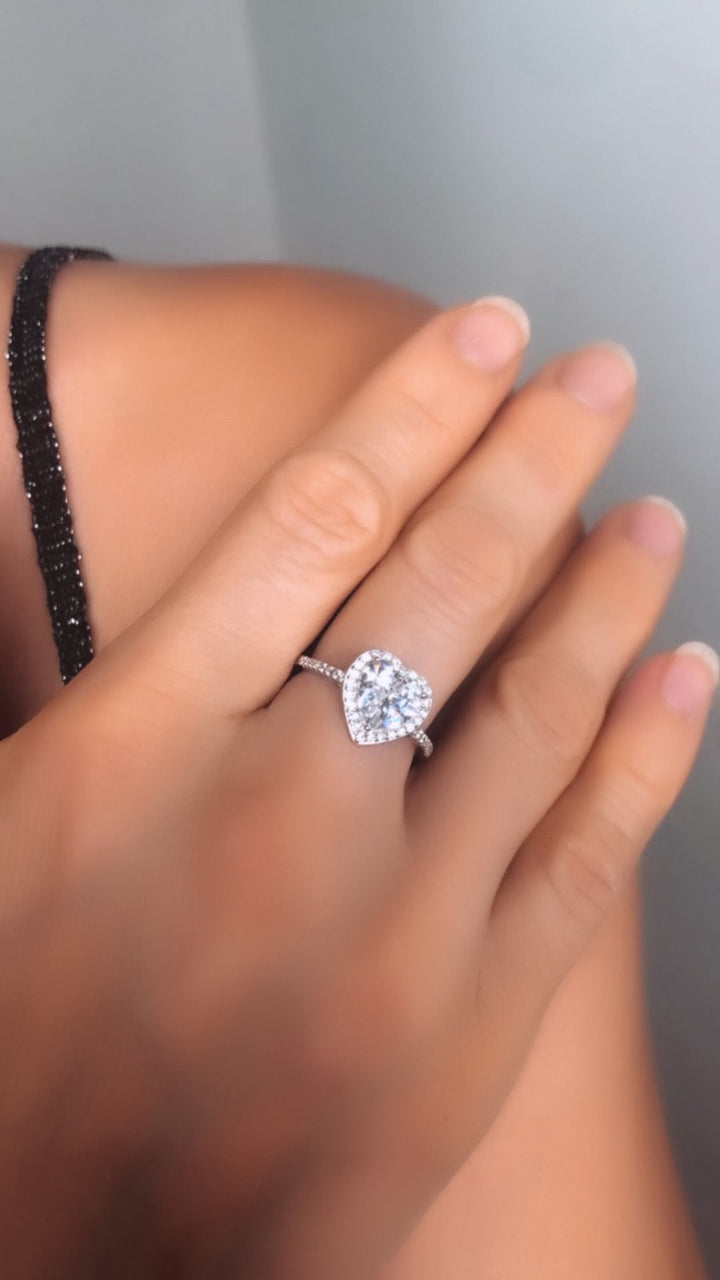 Anello con cuore bianco