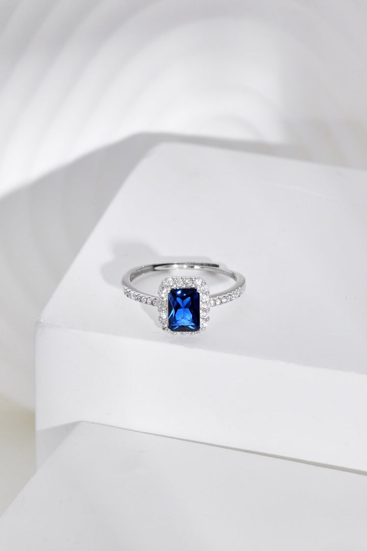 Anello con pietra blu e bianche