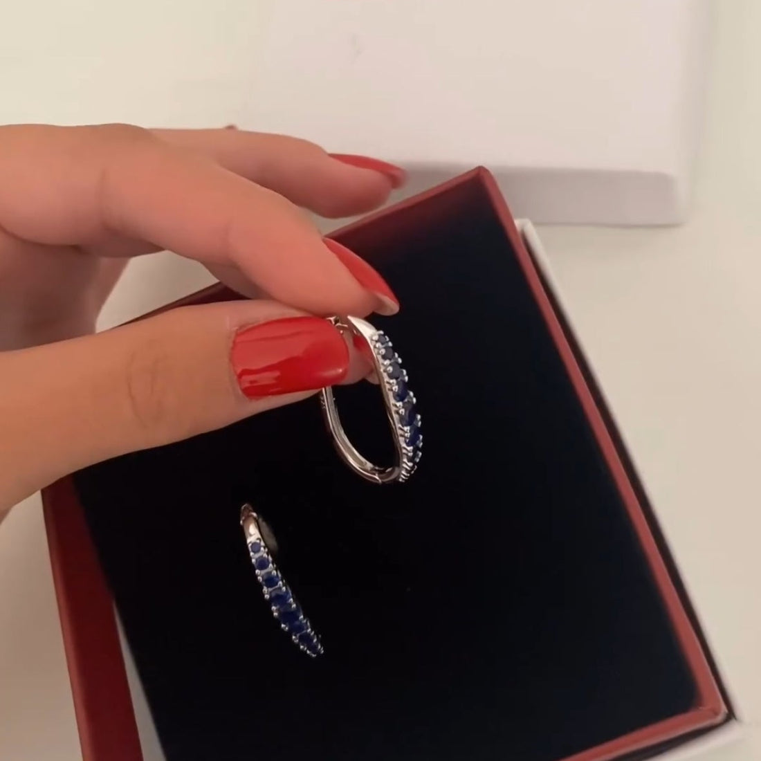 Orecchini a cerchio ovale con pietre blu