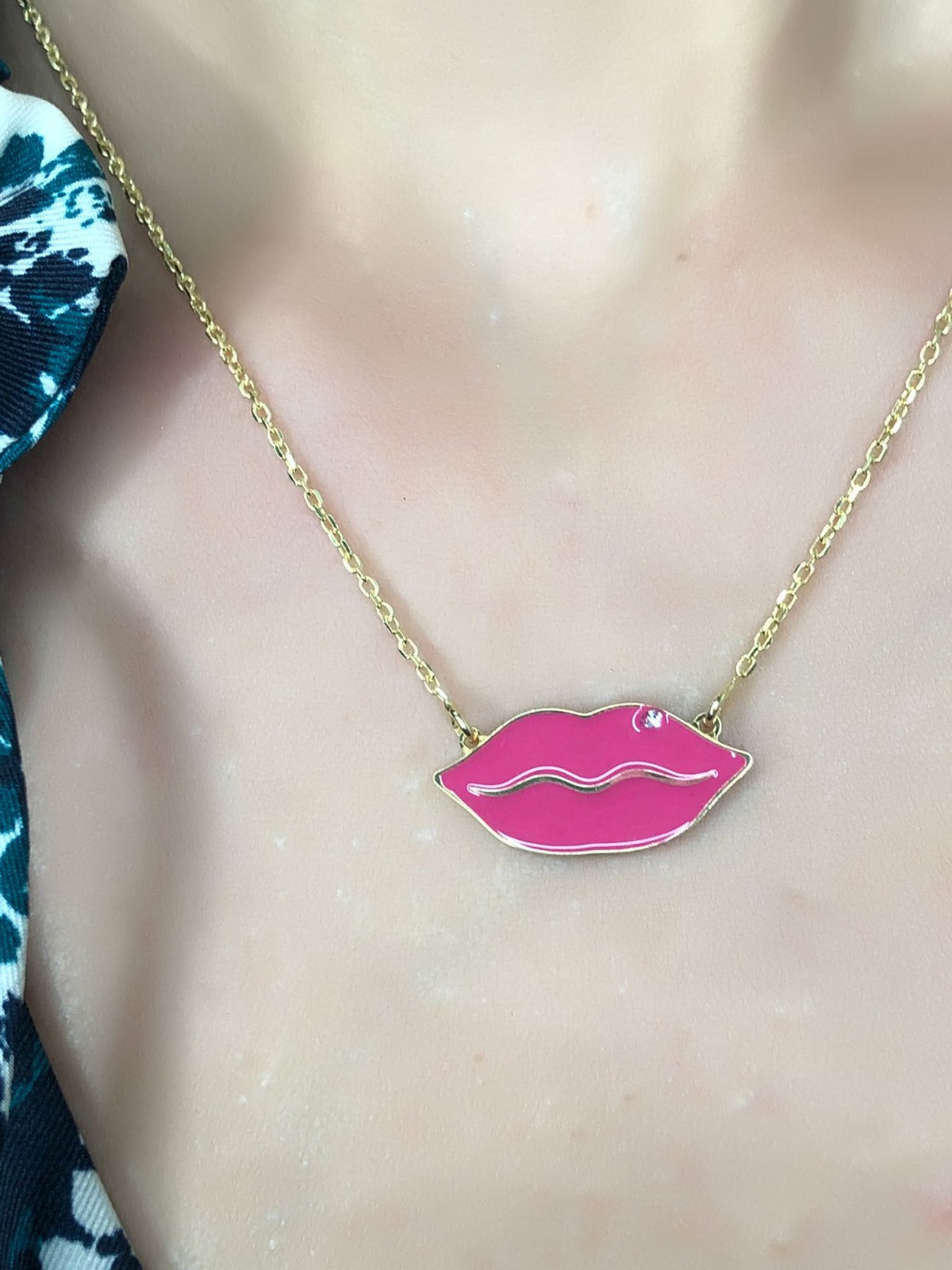 Collana Labbra con smalto rosa e pietra bianca