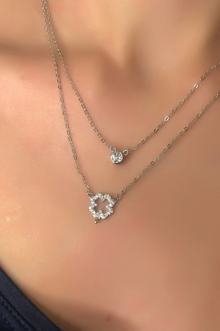 Collana con due fili con quadrifoglio e punto luce