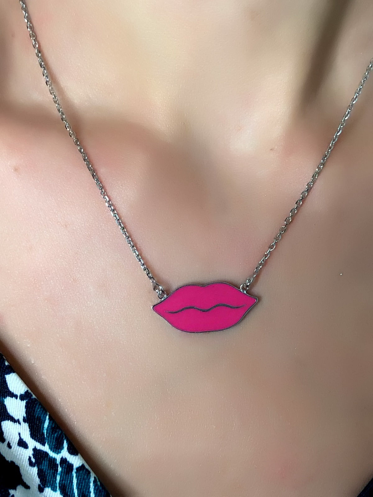 Collana Labbra con smalto rosa