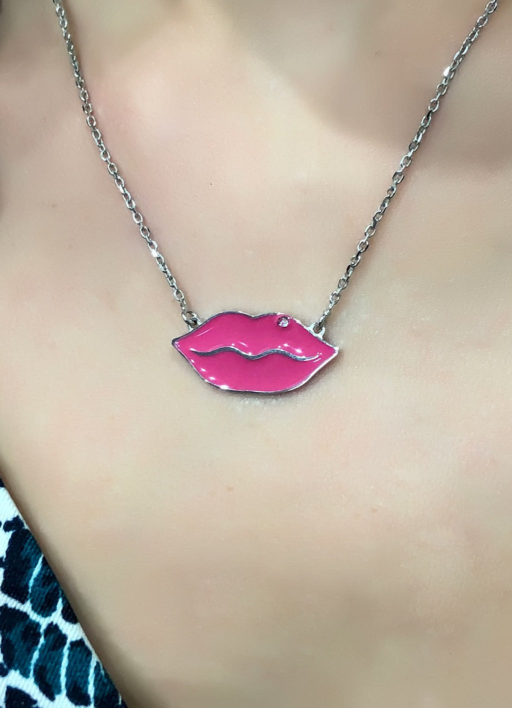 Collana Labbra con smalto rosa e pietra bianca