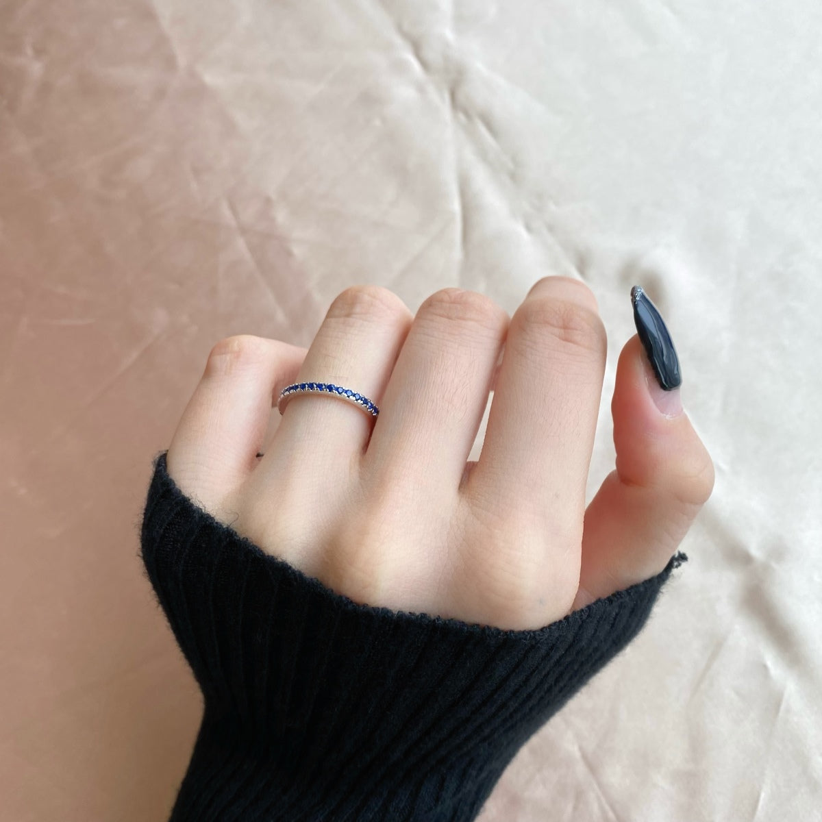 Anello eternity veretta con pietre blu