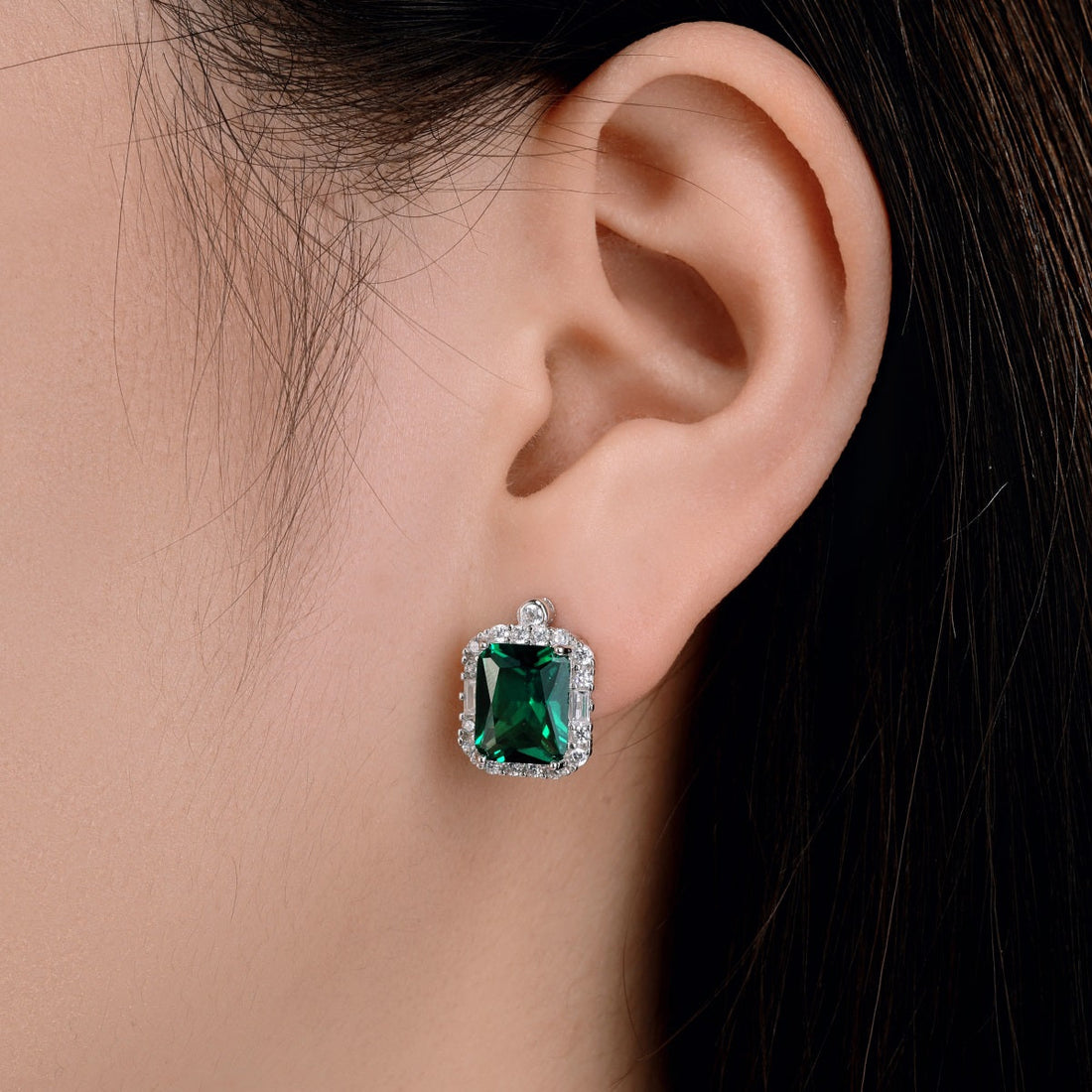 Orecchini con pietra verde e bianche