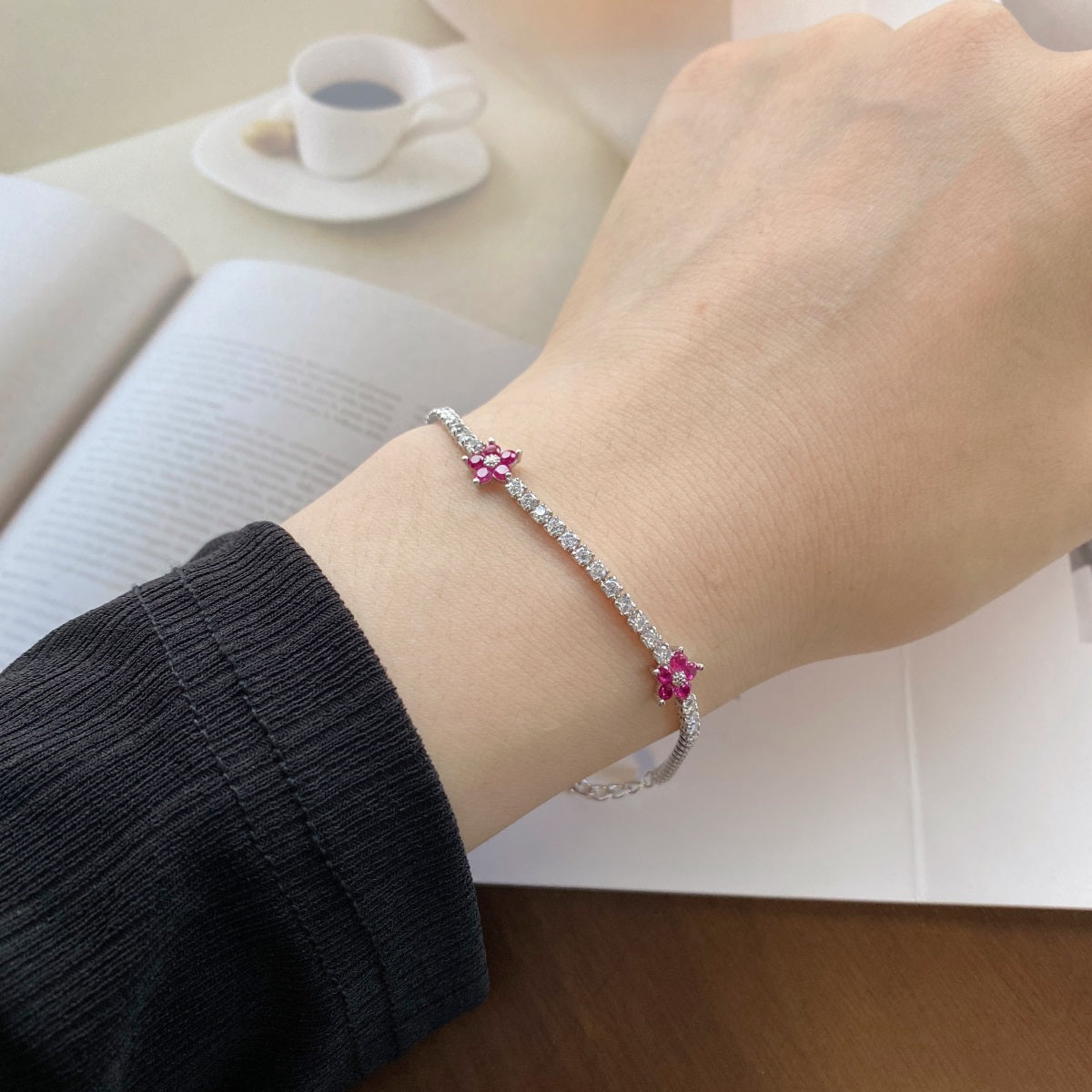 Bracciale tennis con fiori rossi