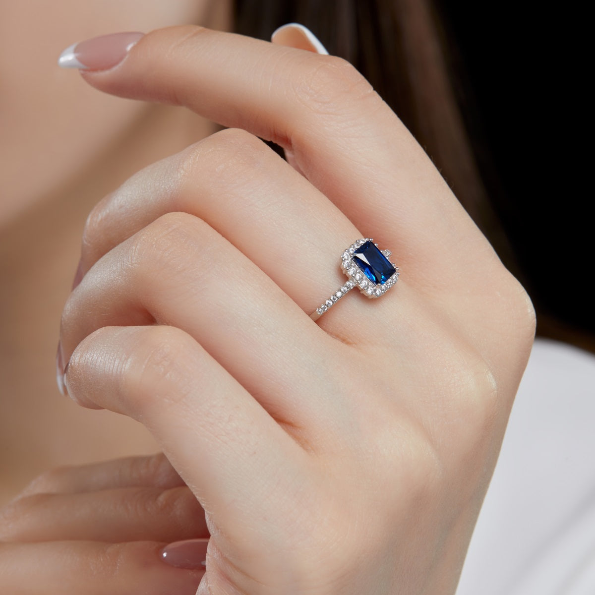 Anello con pietra blu e bianche