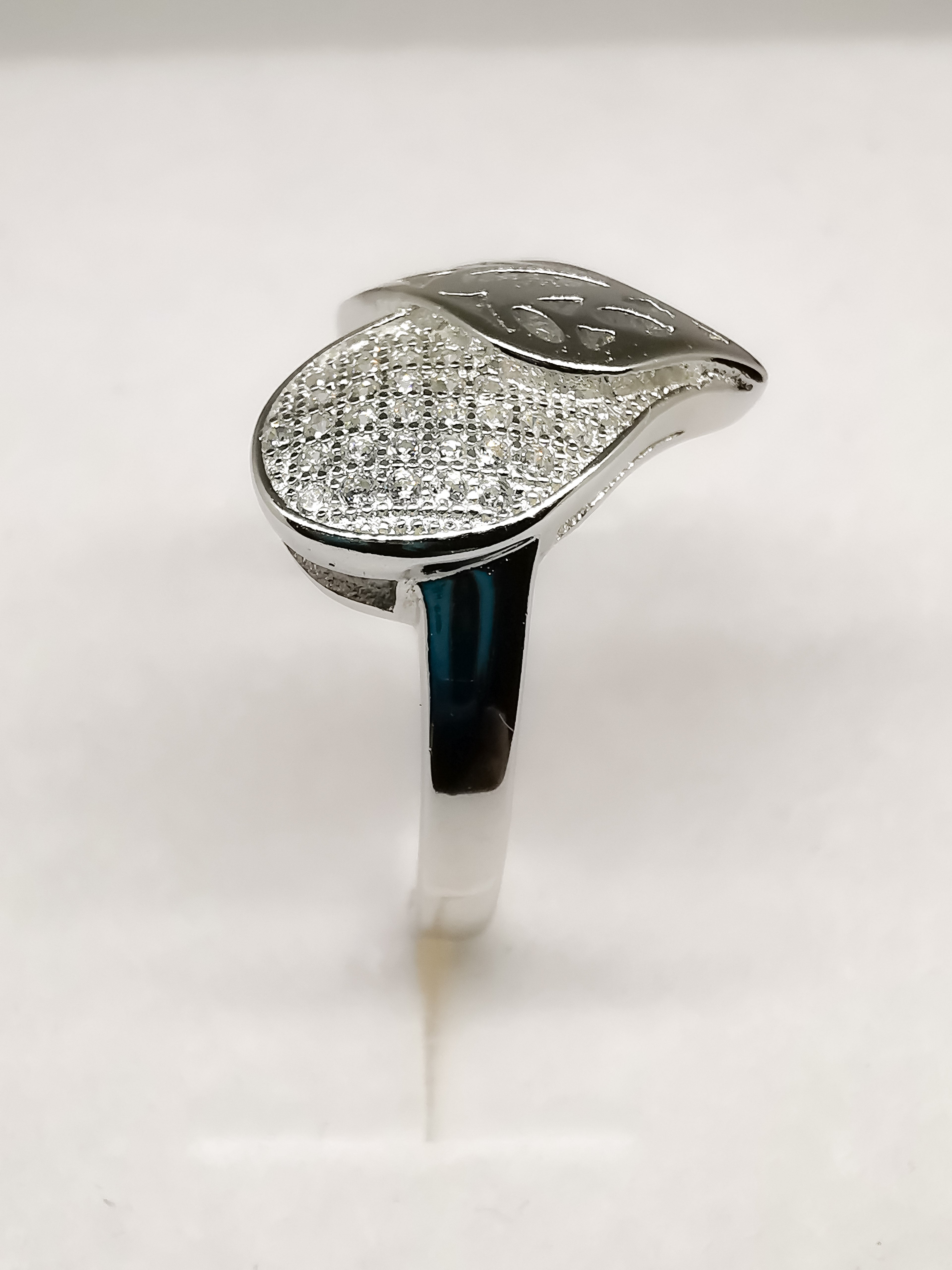 Anello cuore con pietre