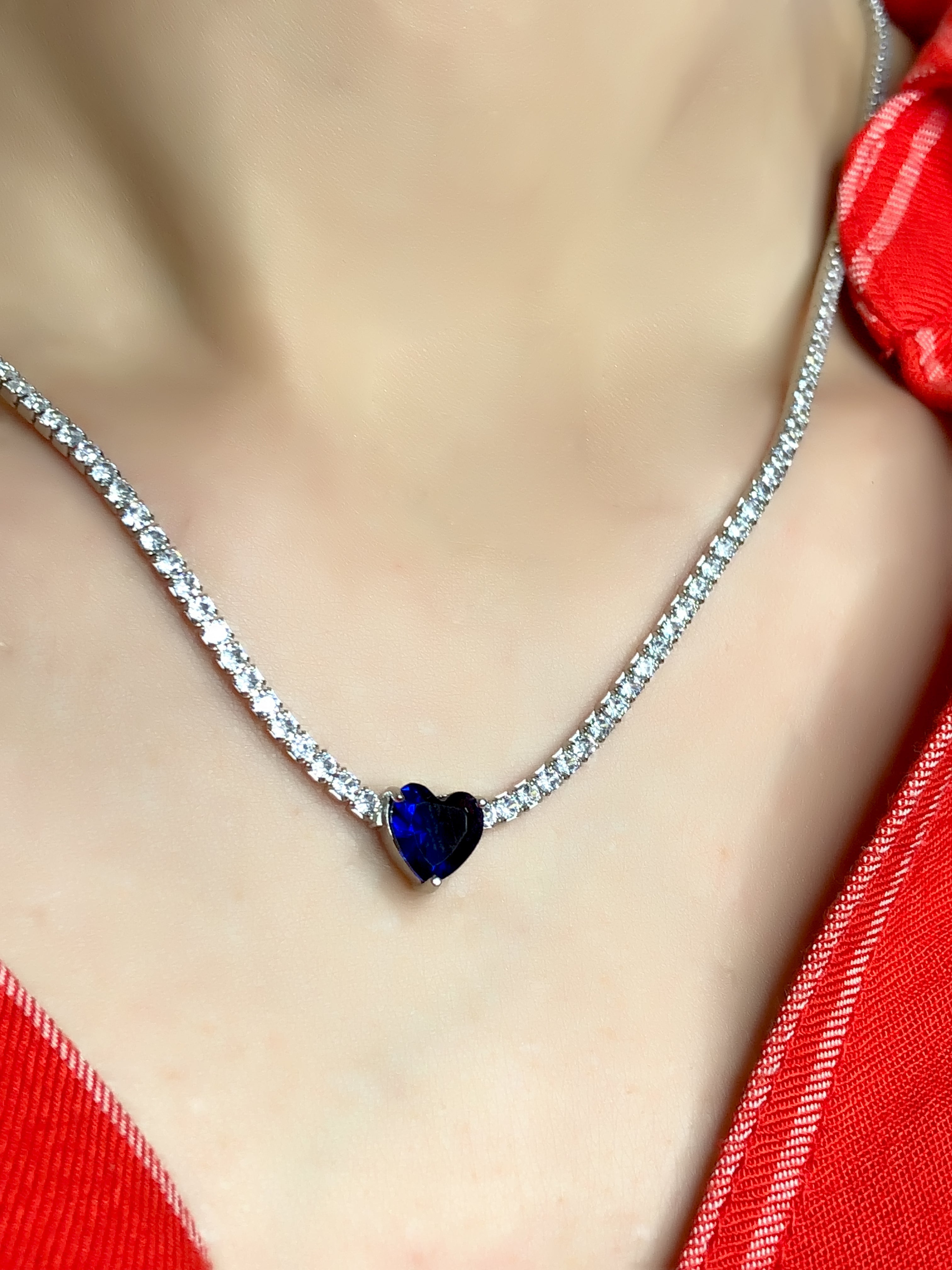 Collana con cuore blu  e pietre bianche